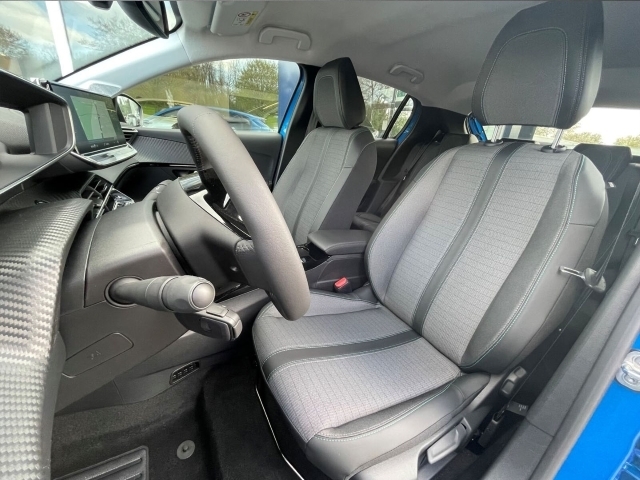 208 Neuer e-GT 156 Panoramadach Navi