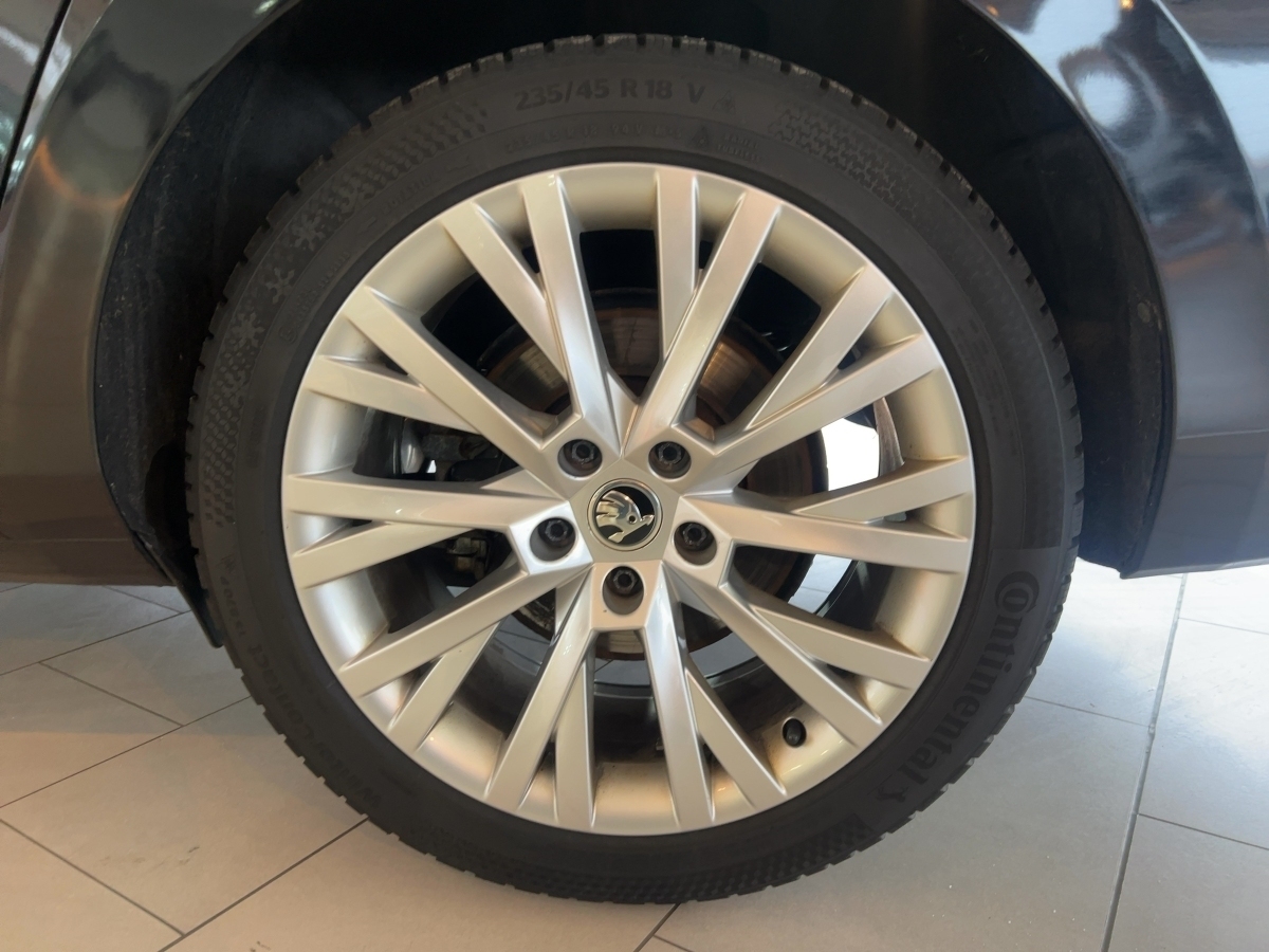 Superb Combi 2.0 TDI Style, AHK, Memory, Pano