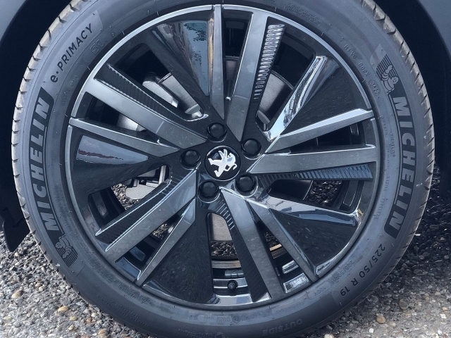 3008 Hybrid 225